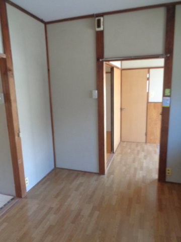 入野町16115-10戸建の内装|明るい室内です