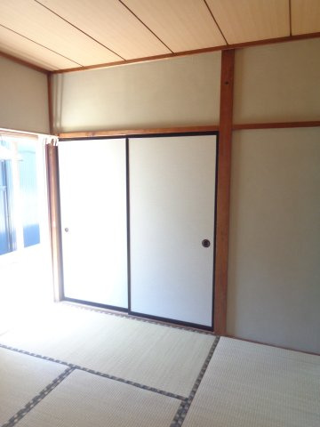 入野町16115-10戸建の和室|明るい和室です