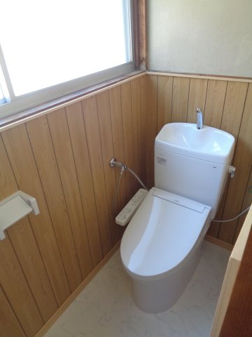 入野町16115-10戸建のトイレ