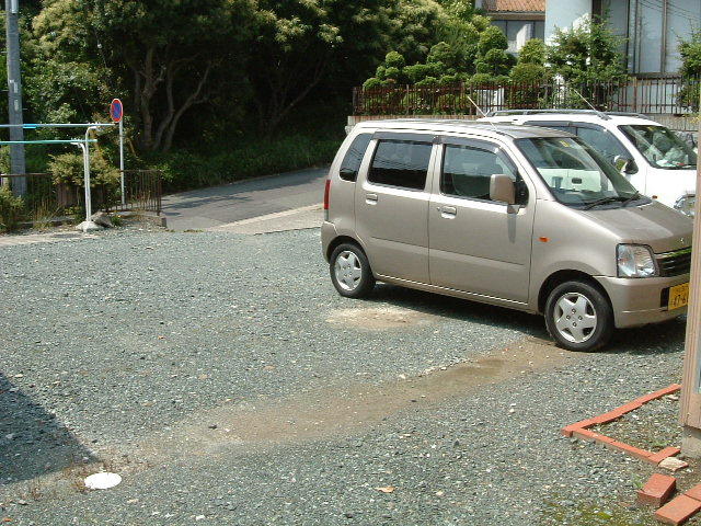 入野町16115-10戸建の駐車場|駐車場はこちらの区画。建物北西側に１台となっております。道路から入口に入って、真向いの建物の一番南側になります。