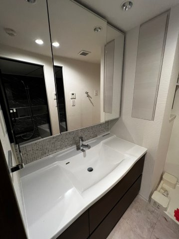 シティインデックス中野の独立洗面台|便利な三面鏡付き洗面化粧台