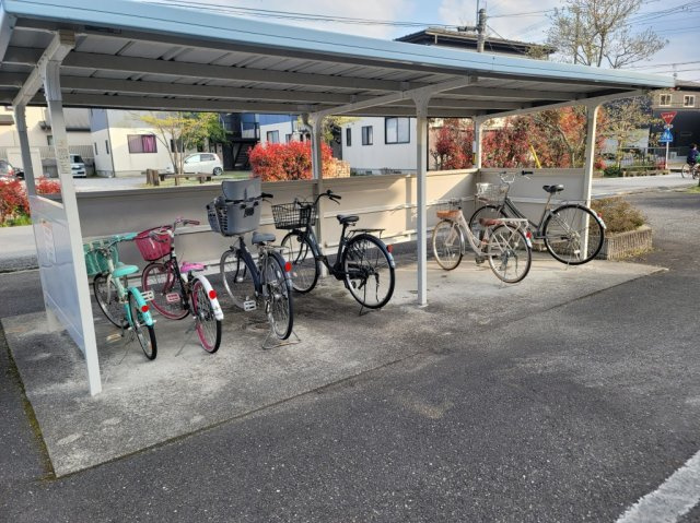 メゾン城町のその他共用部分|屋根付き駐輪場です
