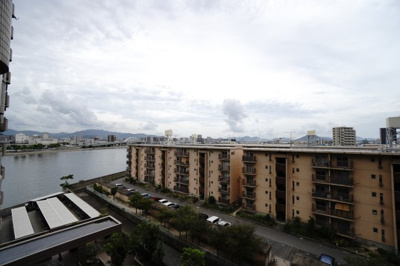 【展望】 | 【上質リノベ】サーパス南千田橋 | 【四季を感じる】
四季の移ろい・爽やかな青空や風を感じられ
自然を愉しめるパノラマビュー。
毎日の暮らしに余裕を感じさせてくれる、
遮る物の無い開放的な眺望を是非、ご堪能ください。