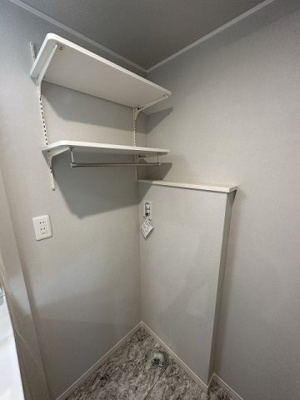 【展望】 | アルバ　パーチェ菊名 | 洗面所内、シャンプードレッサー横にある室内洗濯機置き場です♪上部には便利な収納棚付き♪室内に置けるので洗濯機が傷みにくい☆