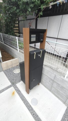 Kolet岩槻小溝の設備|宅配ボックス付きの郵便受けです