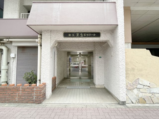 【エントランス】 | 目白通りに面したエントランスで夜遅い帰宅でも安心