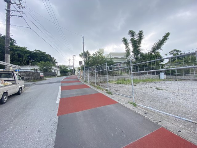 沖縄市嘉間良3丁目（墓地用地・約20坪）の前面道路含む現地写真|※2023.6.5撮影