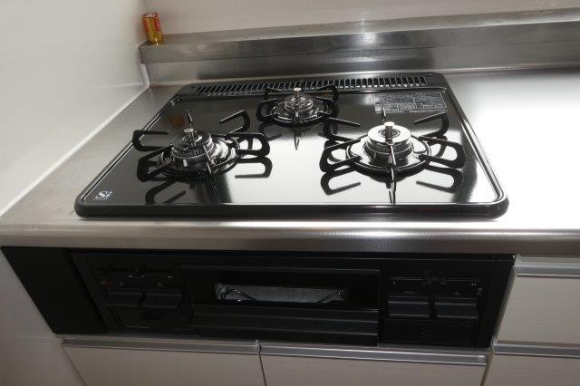 キャッスル平田Ｂのキッチン|３口ガスコンロ