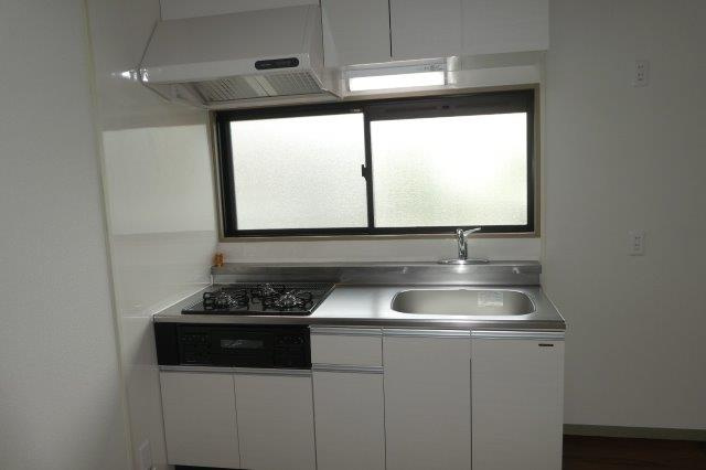 キャッスル平田Ｂのキッチン|３口ガスコンロ付きシステムキッチン