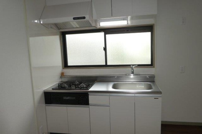 【キッチン】 | キャッスル平田Ｂ | ３口ガスコンロ付きシステムキッチン