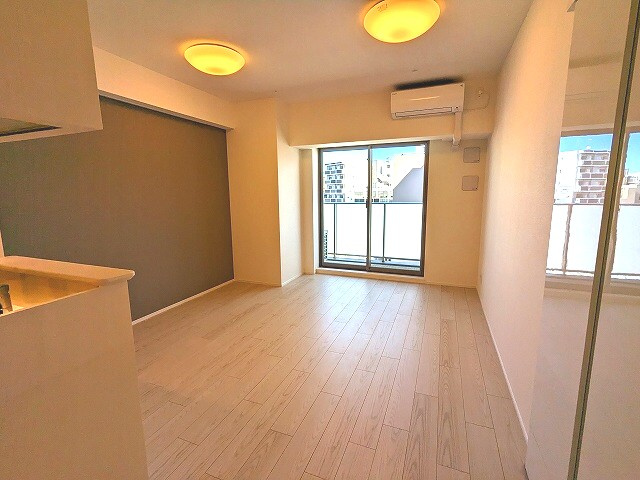 Dimus蔵前Residenceの居間・リビング|エアコン3台と室内照明付で引越し費用軽減と取り付け取り外しの手間いらずです