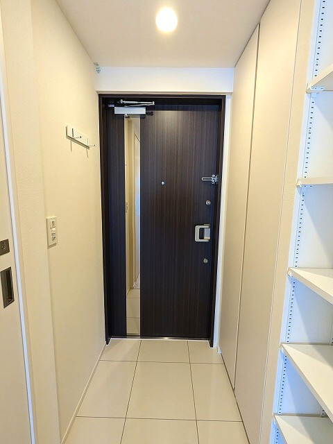 Dimus蔵前Residenceの設備|玄関には姿見鏡とコートフック付きです