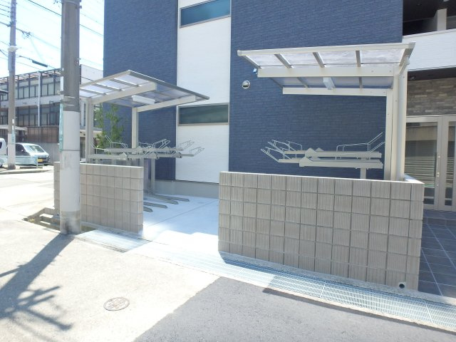 【その他共用部分】 | プラチナコート西宮 | 屋根付き駐輪スペースです