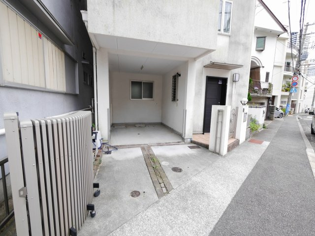 神戸市中央区熊内町6丁目戸建の駐車場