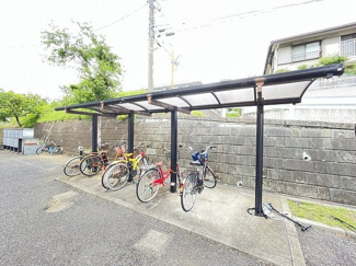 【その他共用部分】 | 屋根付きの駐輪場があるので雨が降っても安心ですね☆荷物が重いときに自転車があれば助かりますね！