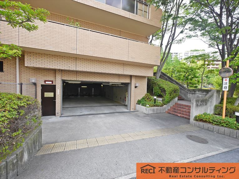 コート芦屋朝日ヶ丘4号棟の駐車場