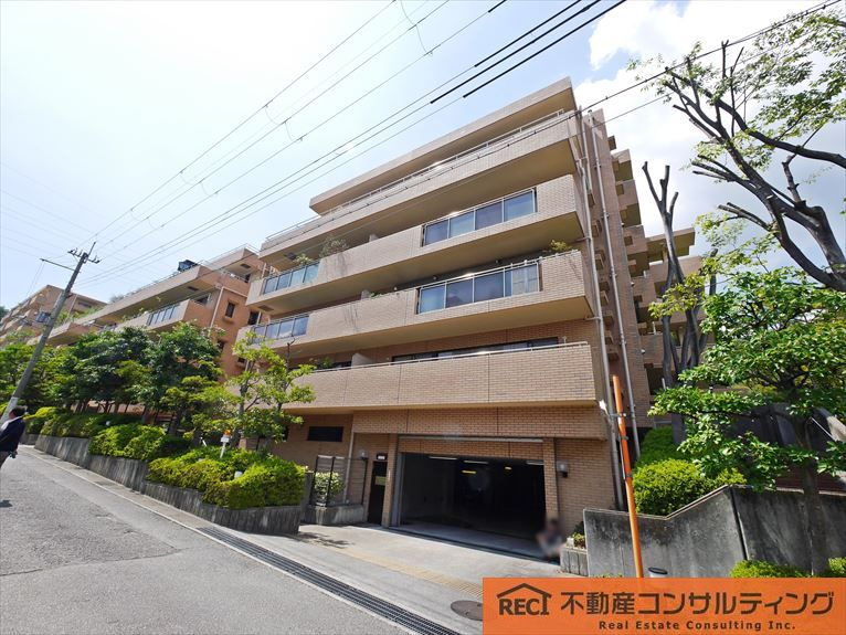 コート芦屋朝日ヶ丘4号棟の駐車場