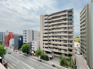 【展望】 | 南西向きバルコニーからの展望。全面建物とも距離があるので、素敵な景観と暖かい日差しをお部屋に運んでくれます♪