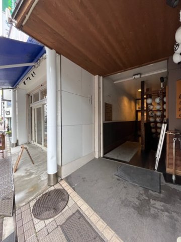 四谷ビルのエントランス