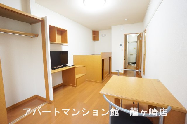レオパレス霞南の居間・リビング