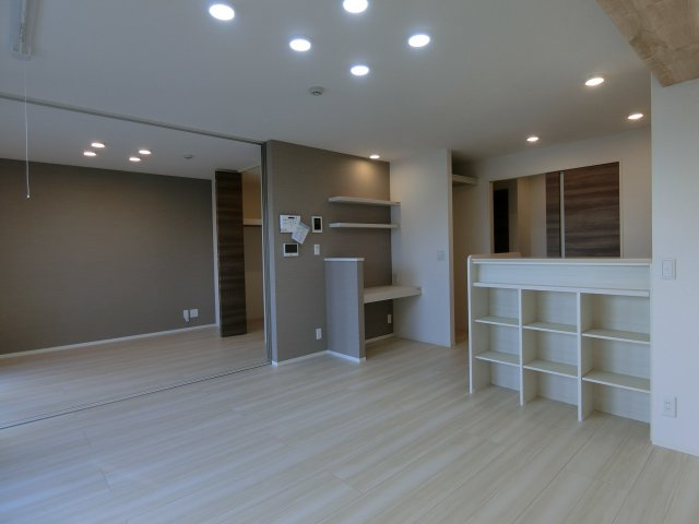 メゾン　ド　ウミライ元町の居間・リビング