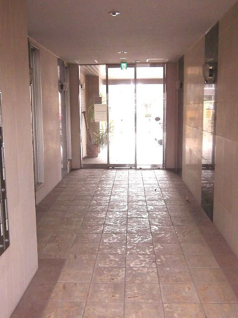 戸田市本町２丁目の賃貸マンションのエントランス