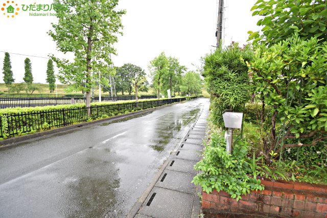川島町八幡5丁目　中古一戸建ての前面道路含む現地写真