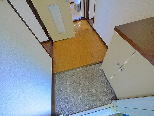 フレグランス左京Bの玄関|明るい玄関です