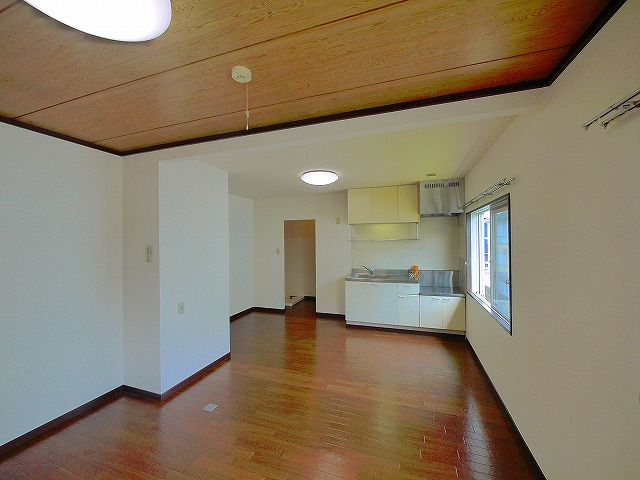 フレグランス左京Bの居間・リビング|こちらの居間で趣味の時間をお楽しみください