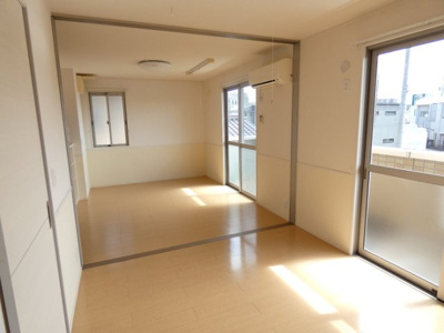 【居間・リビング】 | サード フォーチューン | こちらの居間で趣味の時間をお楽しみください