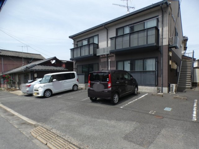 【駐車場】 | スターハイツ | 駐車場があるので、車を買う予定の方も安心です