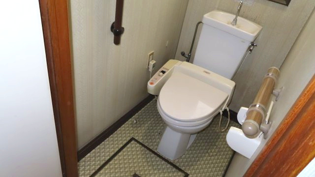 北見市公園町１０１番地１、１０２番地４　中古売家のトイレ|トイレに手すりがあるので、特に足腰が弱い方や身体に不安がある方にとって、転倒リスクの軽減や動作負担の軽減、自立度の向上など「いつでも掴める」という感覚が、トイレ利用時の不安を和らげます。
