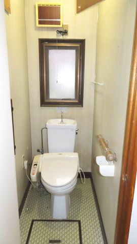 北見市公園町１０１番地１、１０２番地４　中古売家のトイレ|トイレは手洗い付きウォシュレット式なので、利便性向上や節水効果など、様々なメリットがあります。用を足した直後に手を洗えるため衛生的です。さらに、窓があるので自然換気ができ、自然光を取り入れられるます。