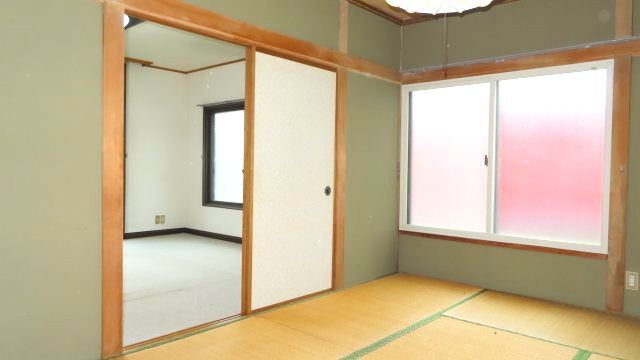 北見市公園町１０１番地１、１０２番地４　中古売家の和室|1階6帖和室は南西向きです。南西向きの和室は、午後から夕方にかけての日当たりが良い点が大きなメリットです。これにより、冬場は午後を通して部屋が暖かく、明るく快適に過ごせるでしょう。