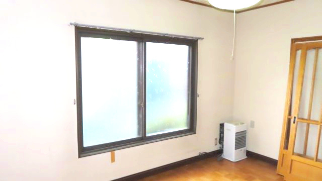 北見市公園町１０１番地１、１０２番地４　中古売家の洋室|1階6帖洋室は東側に窓があるので、午前中の日差しは、心身の健康維持に非常に効果的です。特に、体内時計のリセットやセロトニンの分泌促進を通じて、日中の活動性を高め、夜の質の良い睡眠に繋がります。
