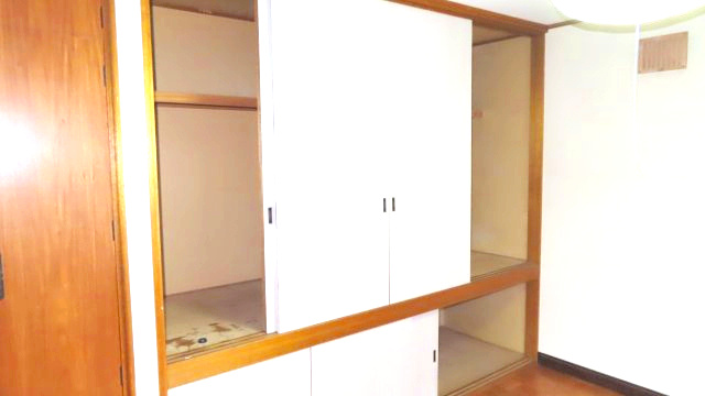 北見市公園町１０１番地１、１０２番地４　中古売家の収納|奥行き90cm、幅2m70cmの押入れは、通常の押入れよりも幅が広いため、三つ折りにした布団（約75cm）を収納するのに十分な深さがあり、幅が広いため、布団を複数組並べて収納しやすいはずです。　