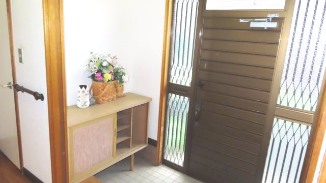 北見市公園町１０１番地１、１０２番地４　中古売家の収納|下駄箱（シューズボックス）は玄関の床面積を節約しながら靴を収納できる点が大きなメリットです。扉付きなので、靴の臭いが玄関に広がりにくいという利点や、下駄箱の上をちょっとした小物置きとして活用できます。
