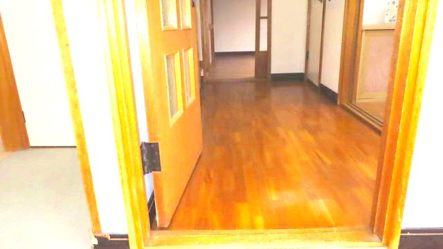北見市公園町１０１番地１、１０２番地４　中古売家の内装|玄関ホールがあることで、靴を脱ぐ玄関と居住スペースとの間に区切りができます。リビングなど各部屋への動線が明確になり、来客時にもプライバシーが保たれます。
