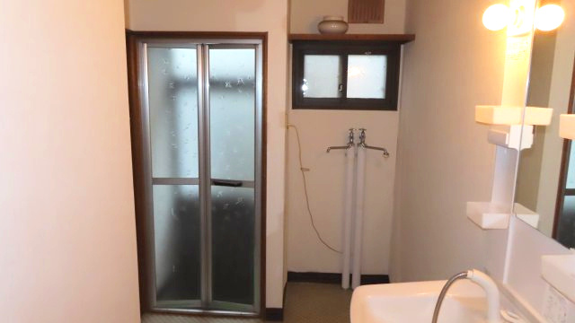 北見市公園町１０１番地１、１０２番地４　中古売家のその他共用部分|脱衣所の近くに勝手口があると、家を清潔に保ち、家事の効率を上げ、快適な生活を送れます。泥などで汚れた服のままLDKを通らず、直接脱衣所へ行けます。
