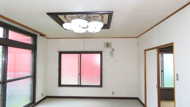 北見市公園町１０１番地１、１０２番地４　中古売家の居間・リビング|リビングの南西側に窓があると、冬や肌寒い季節に日差しを取り込め部屋全体が暖まりやすく、日の入りまで光を取り込めるので、電気なしで長い時間帯過ごせます。