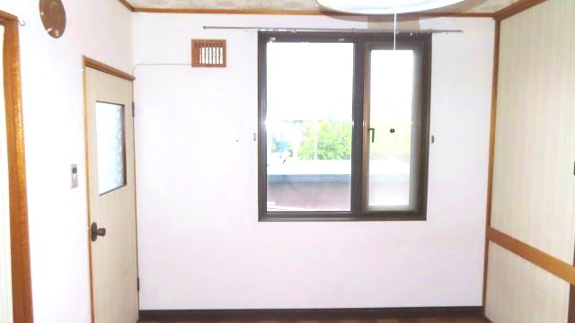 北見市公園町１０１番地１、１０２番地４　中古売家の洋室|2階6帖洋室は、南南東向きなので午前中から日差しが部屋に差し込み、明るい空間となります。冬場でも日中の長い時間、太陽の光が入るため、部屋が暖かく感じられます。
