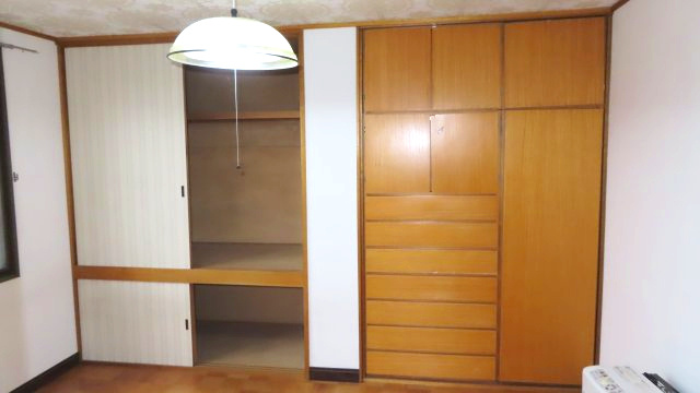 北見市公園町１０１番地１、１０２番地４　中古売家の収納|押入れは、奥行きがあり布団や季節家電などのかさばる物も収納可能です。タンスは、引き出しが多く、衣類の種類別に収納可能で引き出しの深さや素材で使い勝手が向上します。
