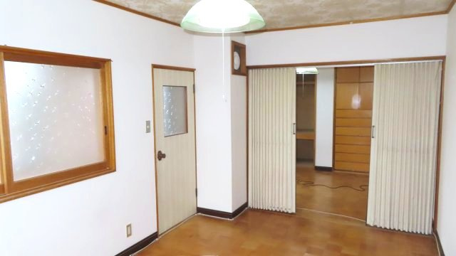 北見市公園町１０１番地１、１０２番地４　中古売家の洋室|2階６帖洋室と7.5帖洋室は、アコーディオンカーテンで仕切られているので、アコーディオンカーテンを開けたままにすることで、13.5帖の広さを確保できます。