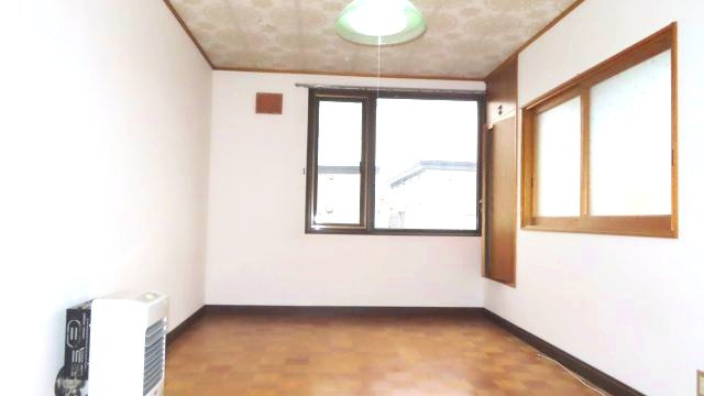 北見市公園町１０１番地１、１０２番地４　中古売家の洋室|２階7.5帖洋室は北東向きなので、 直射日光が入りにくいため、一日を通して室内の明るさが安定します。時間帯による眩しさの変化が少ないため、作業やリラックスに適しています。
