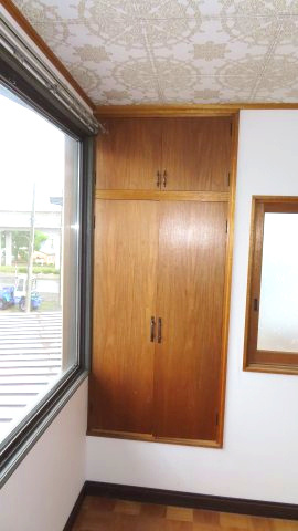 北見市公園町１０１番地１、１０２番地４　中古売家の収納|2階7.5帖洋室にある収納は、幅と奥行きが90cmあるため多くの物を収納できます。両開きドアなので間口が広がり、奥の物も取りやすいです。