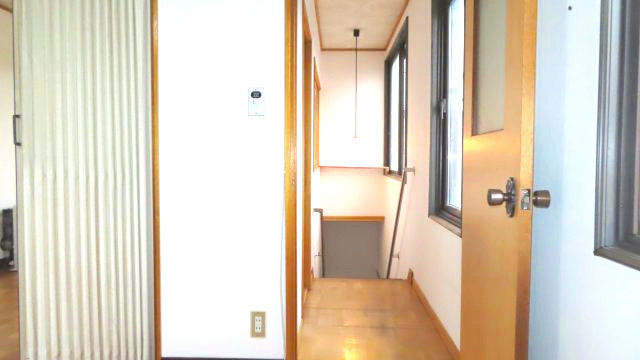 北見市公園町１０１番地１、１０２番地４　中古売家のその他共用部分|南東側に窓がある2階ホールは、午前中に日差しが入りやすく、明るい空間を保てます。冬の時期は、南東から昇る太陽の光を午前中から効率的に室内に取り入れられるため、ホールが暖かくなりやすいです。