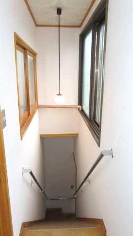 北見市公園町１０１番地１、１０２番地４　中古売家のその他共用部分|天井から吊り下げた照明は足元を明るく照らし、視界を確保し転倒のリスクを減少させ、快適な昇り降りをサポートします。。