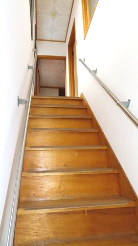 【その他共用部分】 | 北見市公園町１０１番地１、１０２番地４　中古売家 | 階段曲がり部分