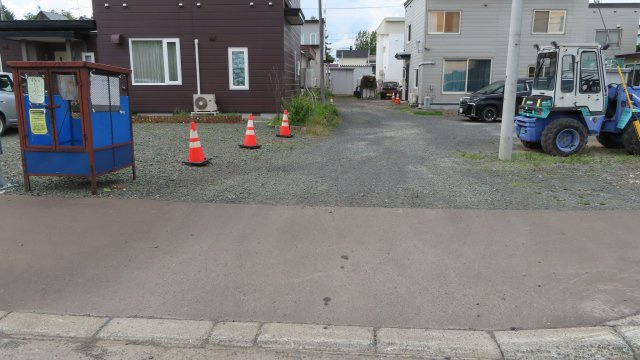 北見市公園町１０１番地１、１０２番地４　中古売家の前面道路含む現地写真|敷地の南東側幅員28.109ｍの公道から、幅員4ｍの位置指定道路に繋がる全道路の現地写真です。