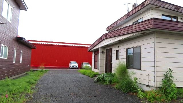 北見市公園町１０１番地１、１０２番地４　中古売家の駐車場|玄関前の敷地には縦列で5台以上の駐車スペースがありますので、複数の車を所有するご家庭やお子さんの成長に伴い将来的に車の台数が増える可能性のあるご家庭にも有効的です。